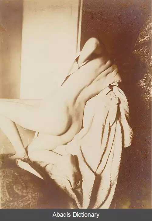 عکس زن در حال خشک کردن خود پس از حمام