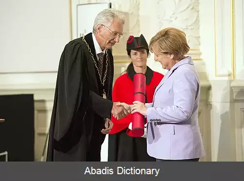 عکس فهرست جوایز و افتخارات دریافت شده توسط آنگلا مرکل